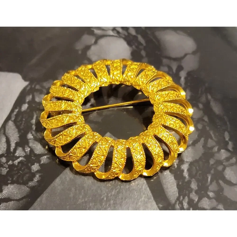 Vintage Large Shiny Gold Ornate‎ Ribbon Wreath Brooch Pin, 2